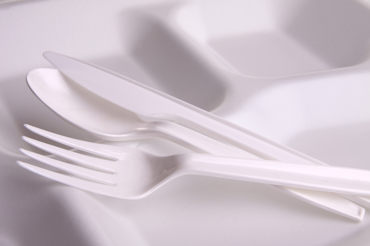 Zakaz sprzedaży plastikowych słomek, patyczków do uszu, sztućców od 2021 roku