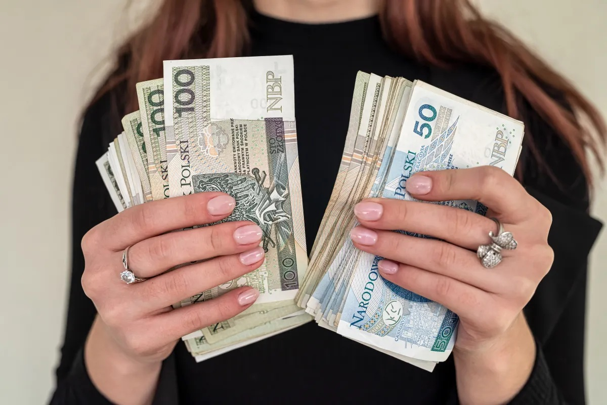 Blisko 3500 złotych co miesiąc dla każdego. Nikt nie pyta o zarobki. Trzeba mieć tylko ten jeden dokument