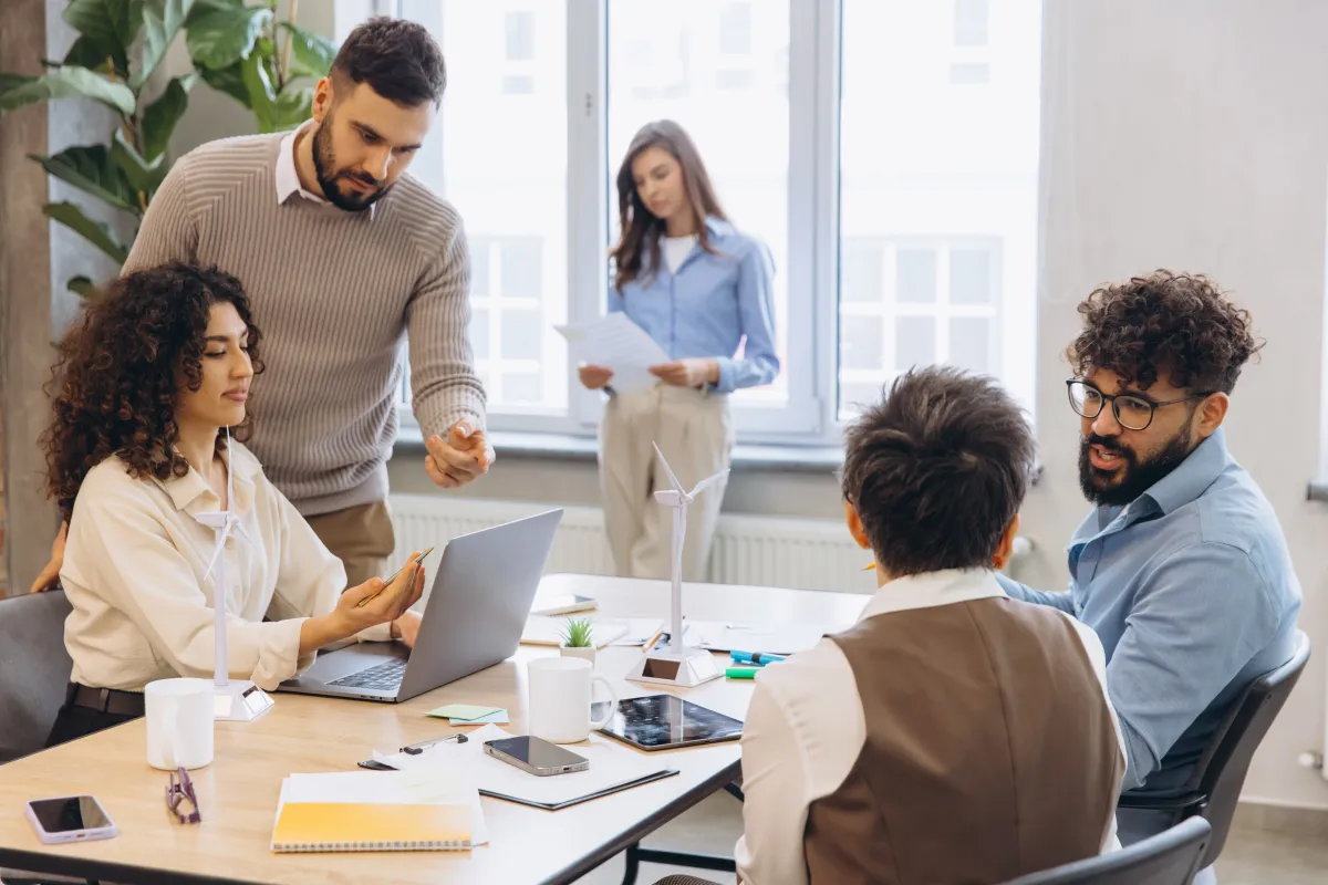 Prosić szefa o podwyżkę czy szukać nowej pracy. Teraz zdania wśród pracowników są podzielone, a kobiety oraz 55 plus wolą siedzieć cicho