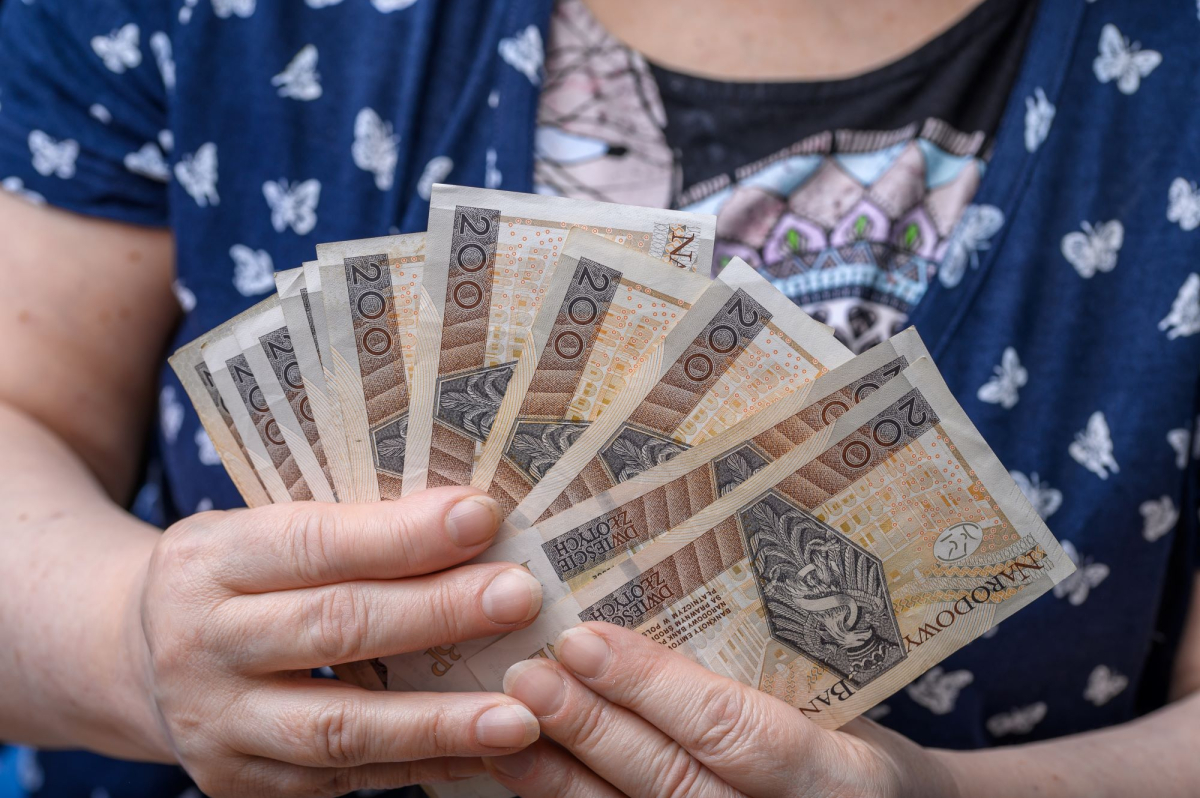 800 plus dla seniorów, czyli rekompensata za wychowanie dzieci dla osób po 50. roku życia. Czy dodatek za rodzicielstwo wejdzie w życie w 2026 roku?