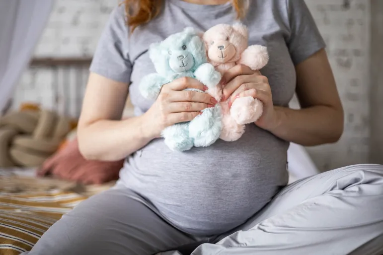 Urodzenie bliźniąt. Jakie uprawnienia i świadczenia?