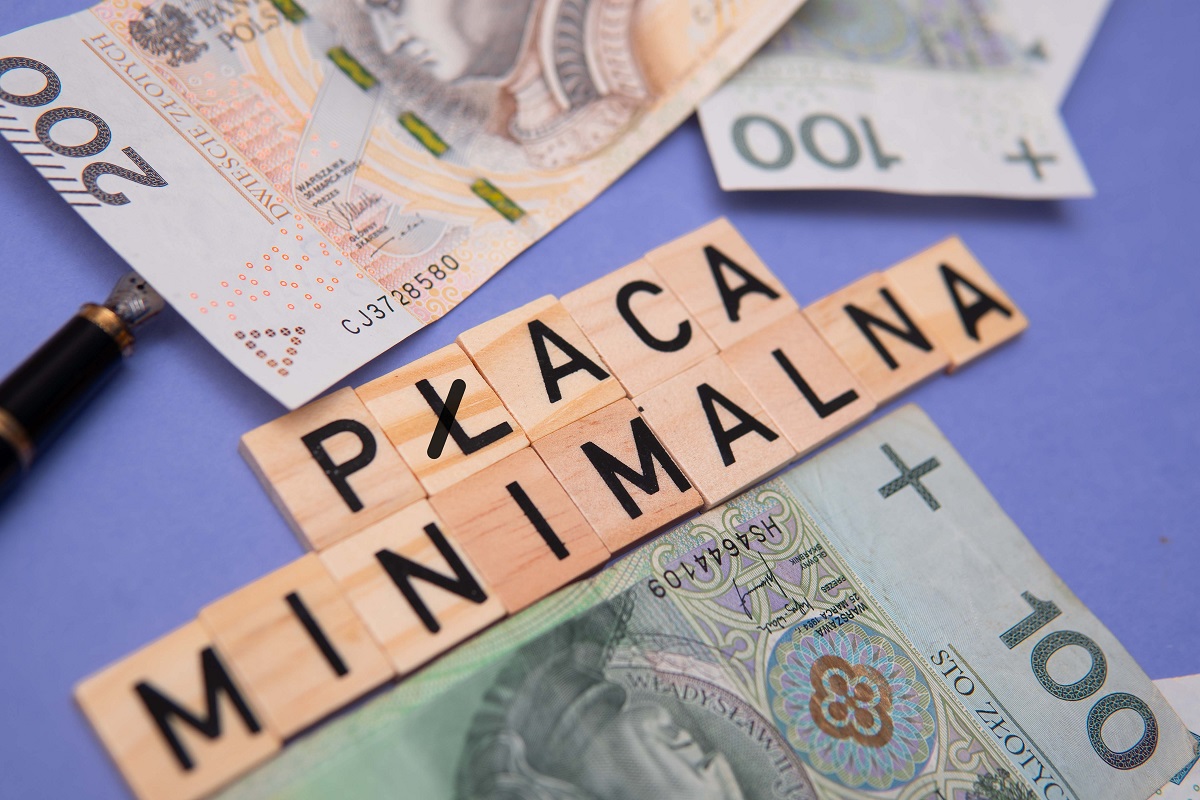 płaca minimalna minimalne wynagrodzenie za pracę pensja honorarium apanaże gaża pieniądze grosze