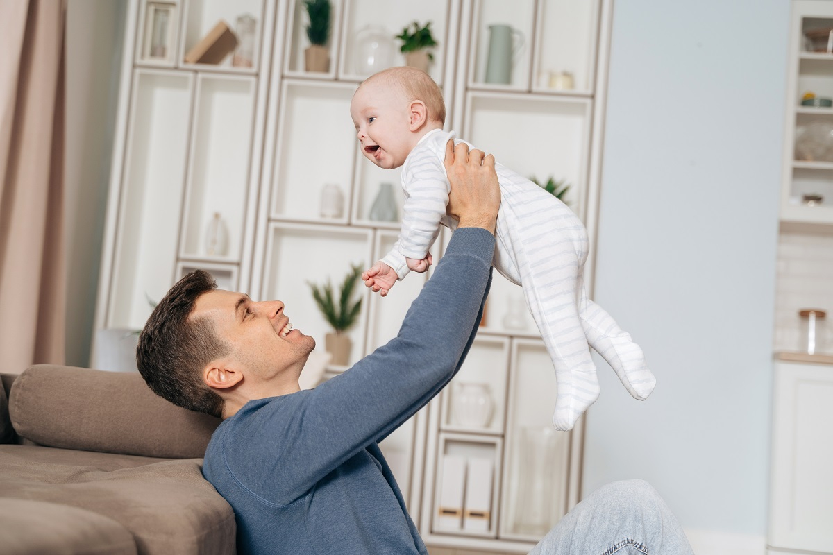 ojciec tata dziecko noworodek niemowlak urlop ojcowski pracownik rodzicielstwo wniosek o urlop