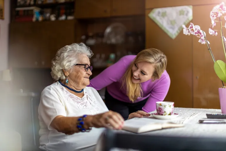 Bon senioralny do 2150 zł, dla osób powyżej 75 roku życia. Na sfinansowanie usług opiekuńczych. Konieczne 30-godzinne szkolenie dla opiekuna