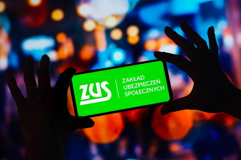 zus logo ekran monitor smartfon smartphon tablet składki zasiłki wypłaty wpłaty dodacje