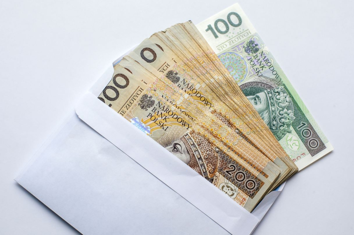 Czy w 2024 r. 500 plus i 800+ wchodzą do limitu dochodów w dodatku osłonowym? Co z zasiłkami i świadczeniem pielęgnacyjnym