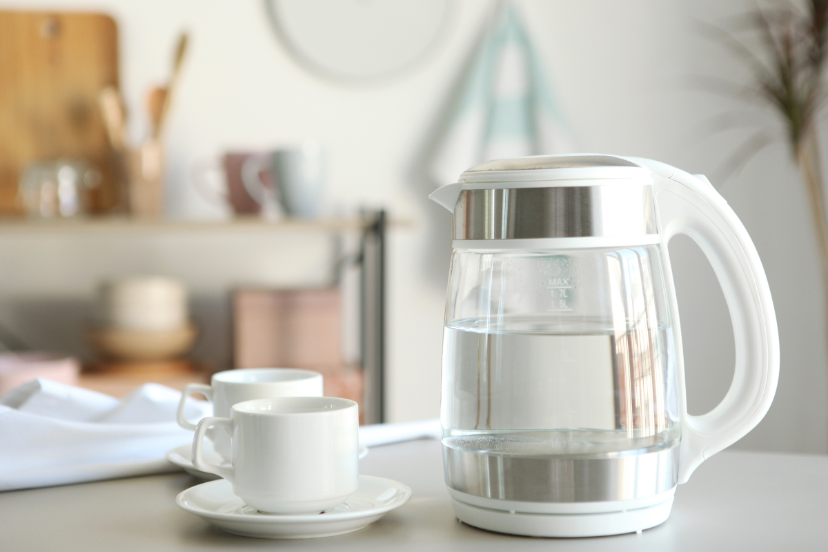 Czajniki elektryczne znowu powędrują do szafek? Trzeba będzie raportować zużycie energii. Cel: spadek zużycia o 1,9 proc.