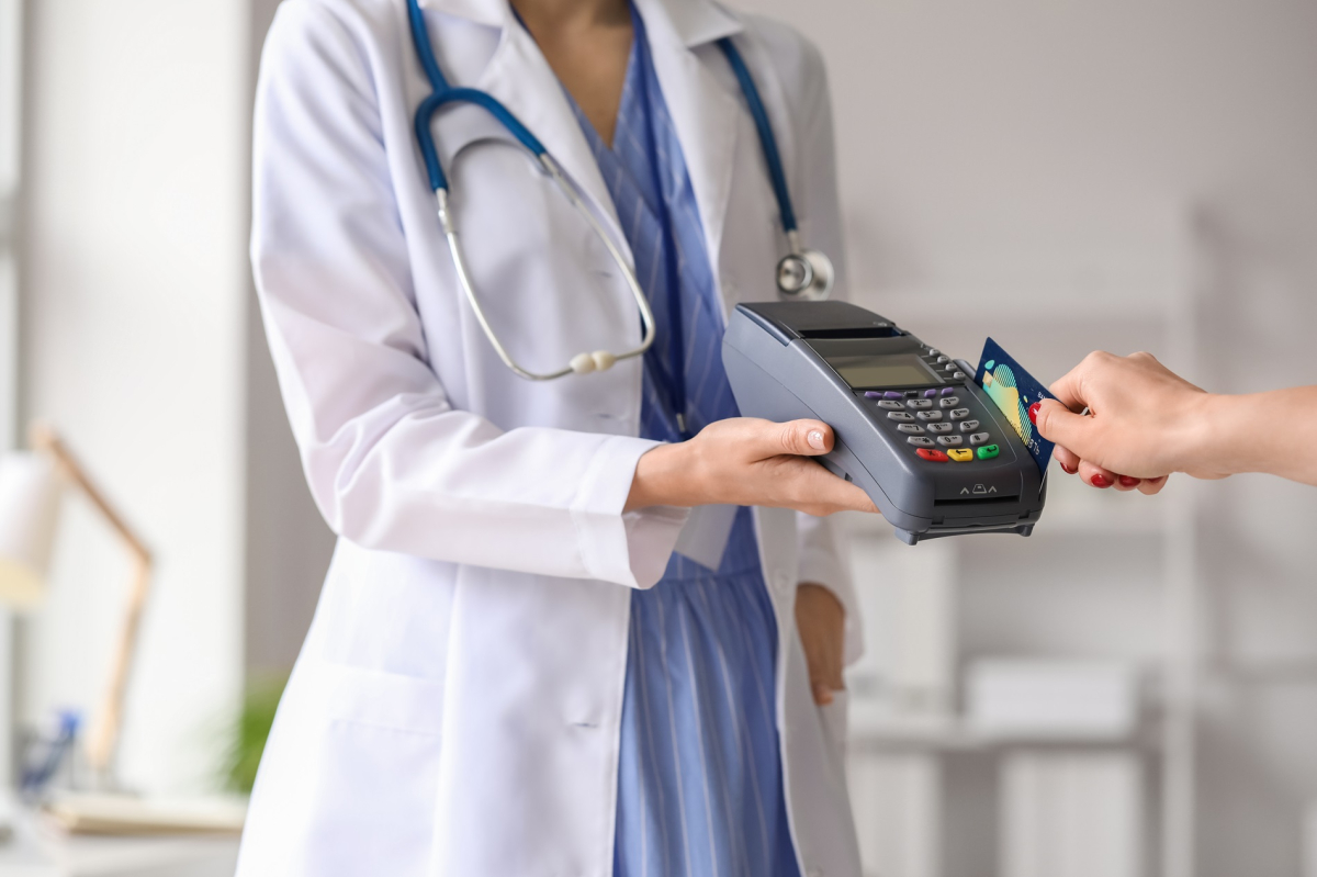 316 tys. zł za miesiąc pracy, pół miliona w dwa miesiące. Ujawniono rekordowe faktury lekarza