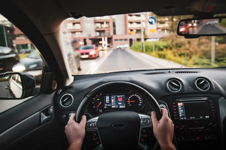 15-latek zabrał na przejażdżkę starszych kolegów swoim samochodem. Auto dachowało