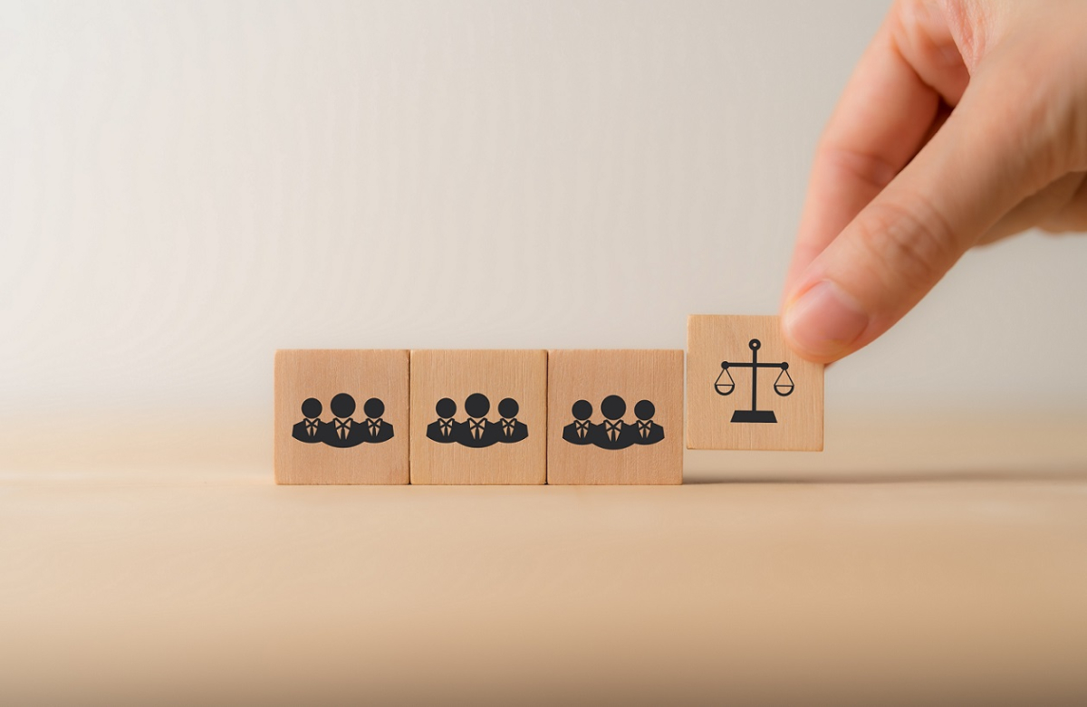 Jakie są zasady gromadzenia i magazynowania zapasów służących ochronie ludności?