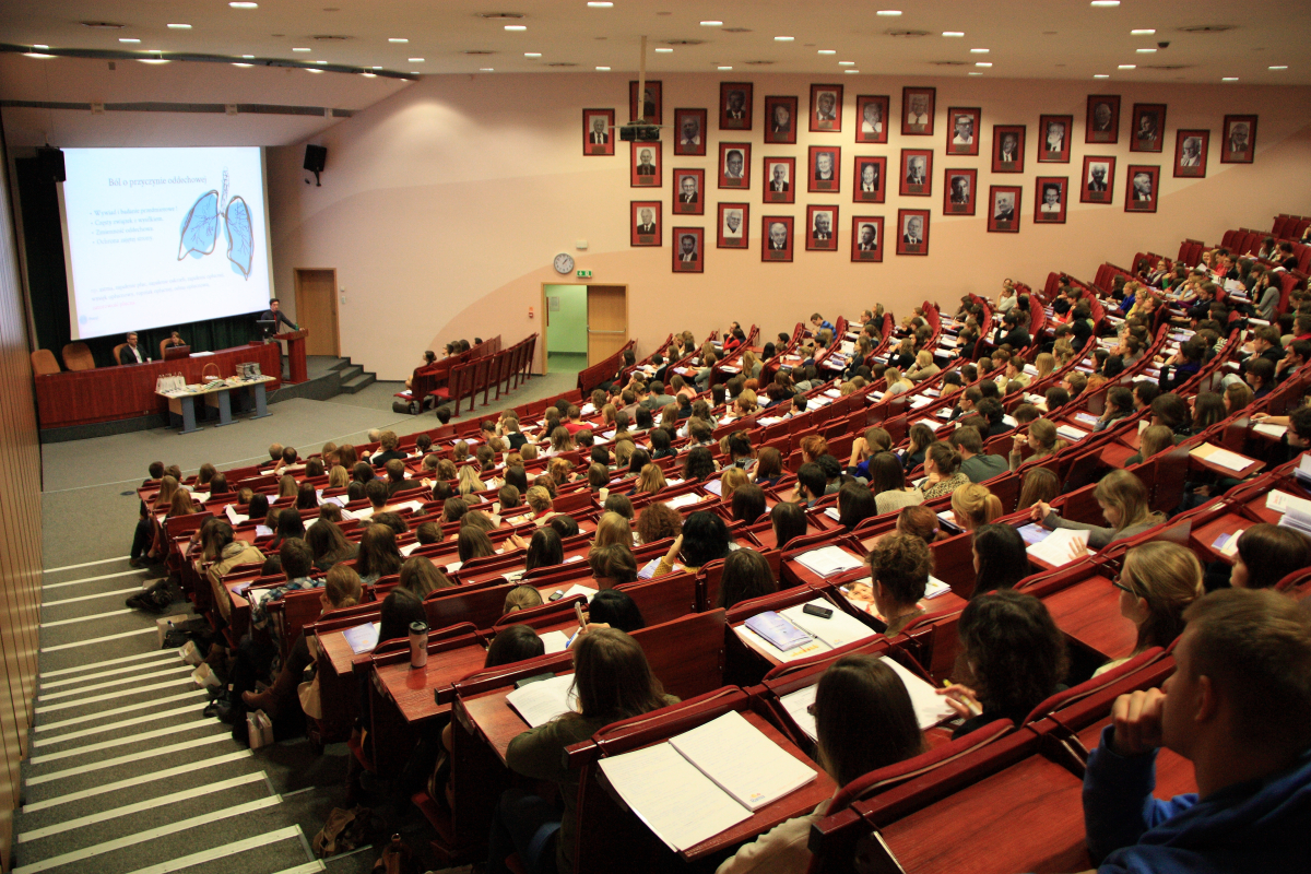 studia studenci szkoła wyższa uniwersytet VIZJA edukacja nauka uczelnie niepubliczne ranking