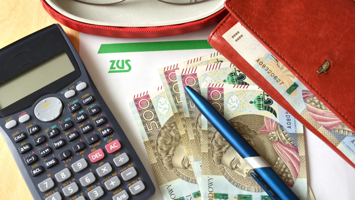 Czternasta emerytura w 2026 r. jednak w kwocie wyższej niż 1 978,49 zł i nie tylko dla seniorów – ZUS poinformował o terminach wypłat, a co z kwotą świadczenia?
