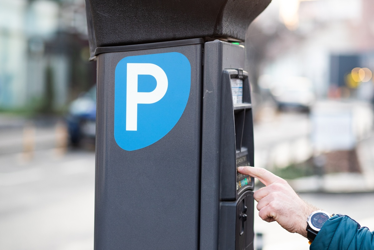 Czy samorządy mogą wprowadzać zwolnienia z opłat parkingowych dla honorowych krwiodawców?