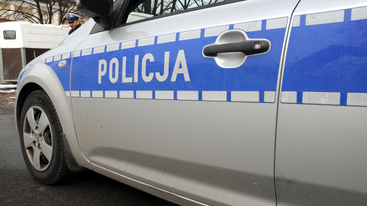 Świadczenie 15 zł za służbę policjanta na świeżym powietrzu. Czy policjant w radiowozie to służba na powietrzu?