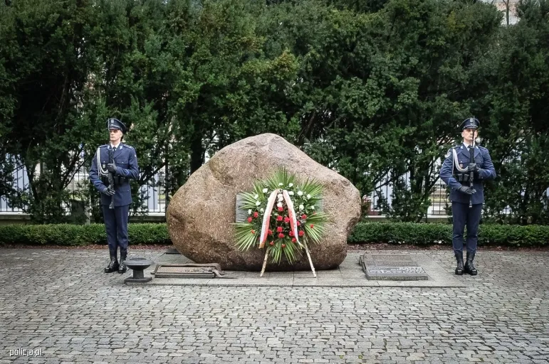 Obchody Międzynarodowego Dnia Pamięci o Poległych Policjantach w Polsce obejmują m.in. złożenie kwiatów pod obeliskiem „Poległym Policjantom – Rzeczpospolita Polska” .