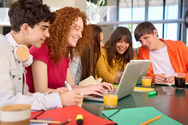 Studenci coraz łatwiej potrafią godzić stacjonarną naukę z pracą