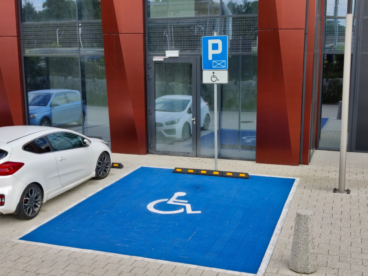Aż 1200 zł za złe parkowanie: Kiedy taki mandat dostanie kierowca? Za jakie wykroczenia tak wysoka kara?