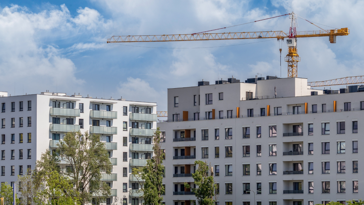 Deweloperzy od początku 2025 roku budują mało mieszkań, ale akcje ich spółek na giełdzie zyskują na wartości - co to znaczy?