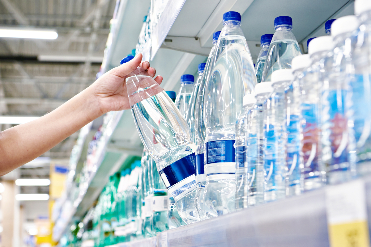 Od 12 VIII zakaz sprzedaży w sklepach zgrzewek wody mineralnej. Butelki 1,5 l kupujesz pojedynczo, chyba że zgrzewka jest niezbędna do usprawnienia procesu postępowania z produktami