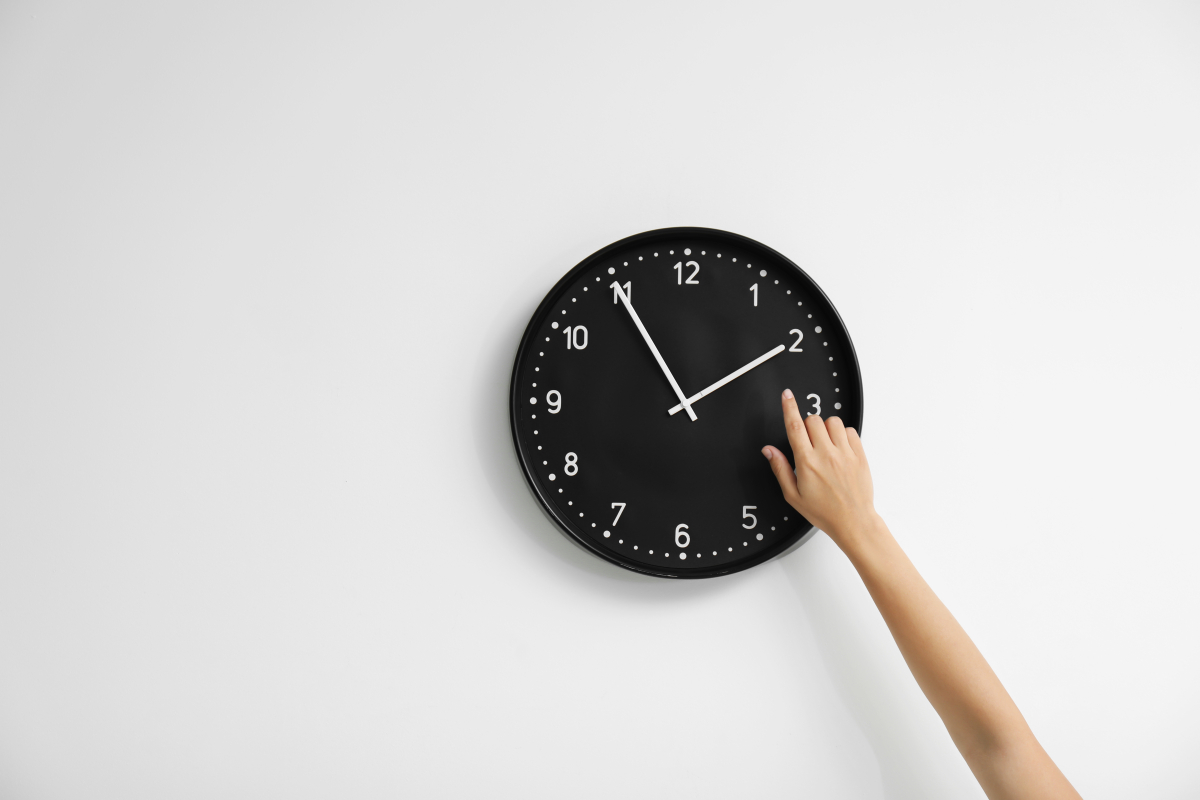 Przesunęliśmy wskazówki zegarów. Ktoś pospał dłużej, a ktoś inny zarobił więcej. Za nami zmiana z czasu letniego na zimowy. Oni skorzystali
