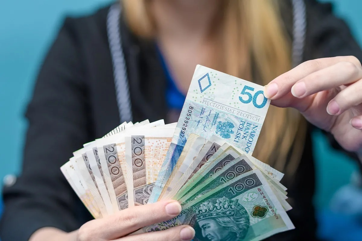 Polacy daleko w tyle za średnią krajową: mediana pensji wynosi 7432 zł [GUS]