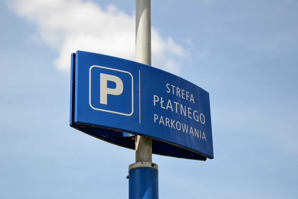 Strefa płatnego parkowania. Na co samorząd może przeznaczyć środki z opłat i kar?