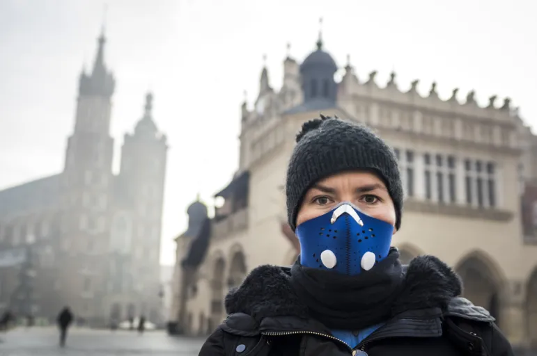 Za smog można żądać zadośćuczynienia – za cierpienia moralne, negatywne przeżycia osoby, której dobro osobiste zostało zagrożone lub zapłaty określonej kwoty na wskazany cel społeczny oraz naprawienia szkody./Fot. Shutterstock