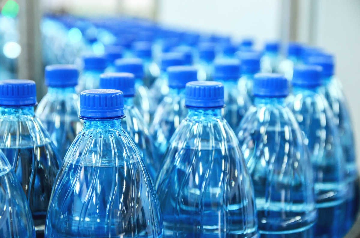 Wraca kaucja za butelki. Powszechny i „bezparagonowy” system kaucyjny od 2023 roku