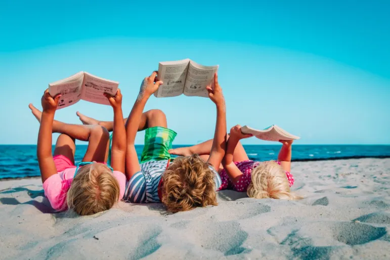 książki plaża czytanie morze dzieci