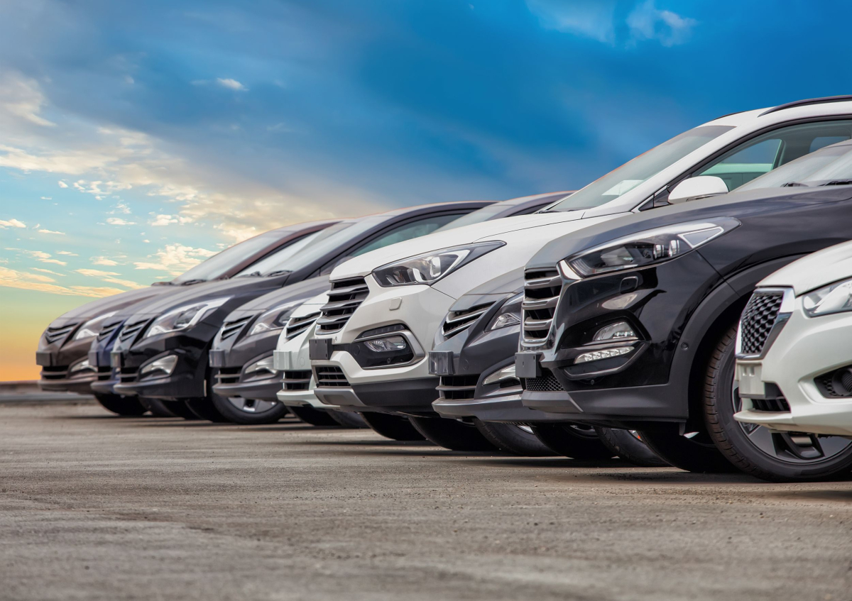 samochody na parkingu autokomis dealer samochodowy samochód zakup dofinansowanie wsparcie finansowe PFRON osoba niepełnosprawna orzeczenie o niepełnosprawności wniosek termin