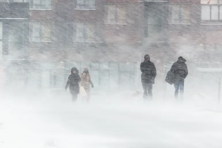 zima śnieg śnieżyca pogoda spóźnienie nieobecność w pracy kominkacja