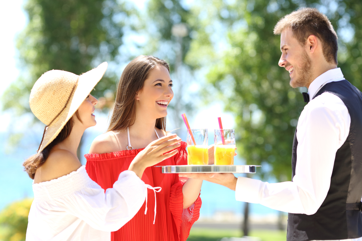 Wakacyjna praca w 2025: kto zarobi najwięcej i gdzie łatwo o etat?