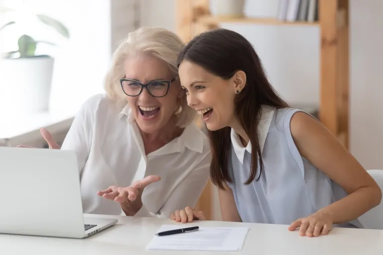 Baby boomers, pokolenie X, Y, Z – ludzie należący do tych generacji spotykają się we współczesnym miejscu pracy