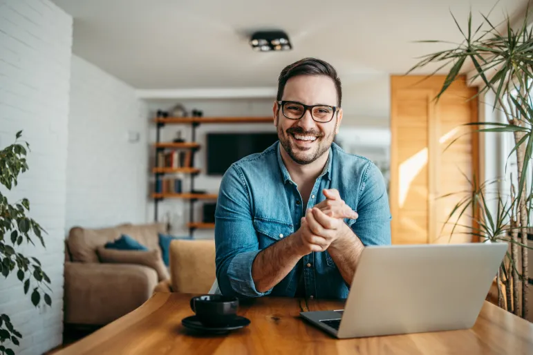 praca zdalna home office monitor ekranowy laptop klawiatura myszka podnóżek