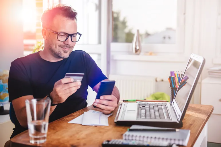 mężczyzna z kartą kredytową, zakupy, telefon