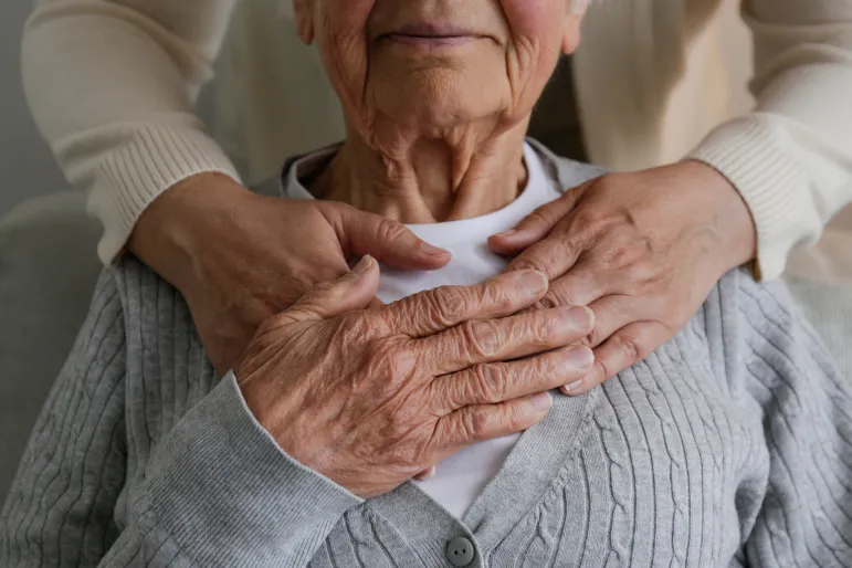 senior z opiekunką, emeryt, starszy mężczyzna