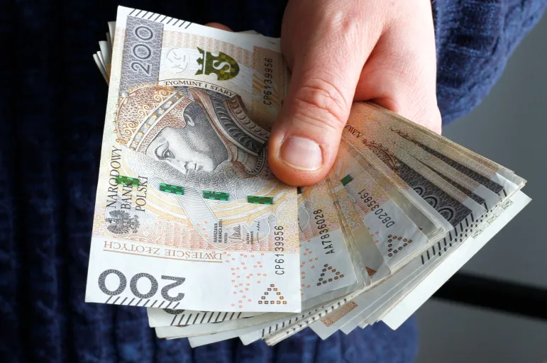 Od 3300 zł do 5200 zł dla pracowników, a od lipca podwyżki. Wysokość stawki uzależniona od kategorii zaszeregowania poszczególnych stanowisk