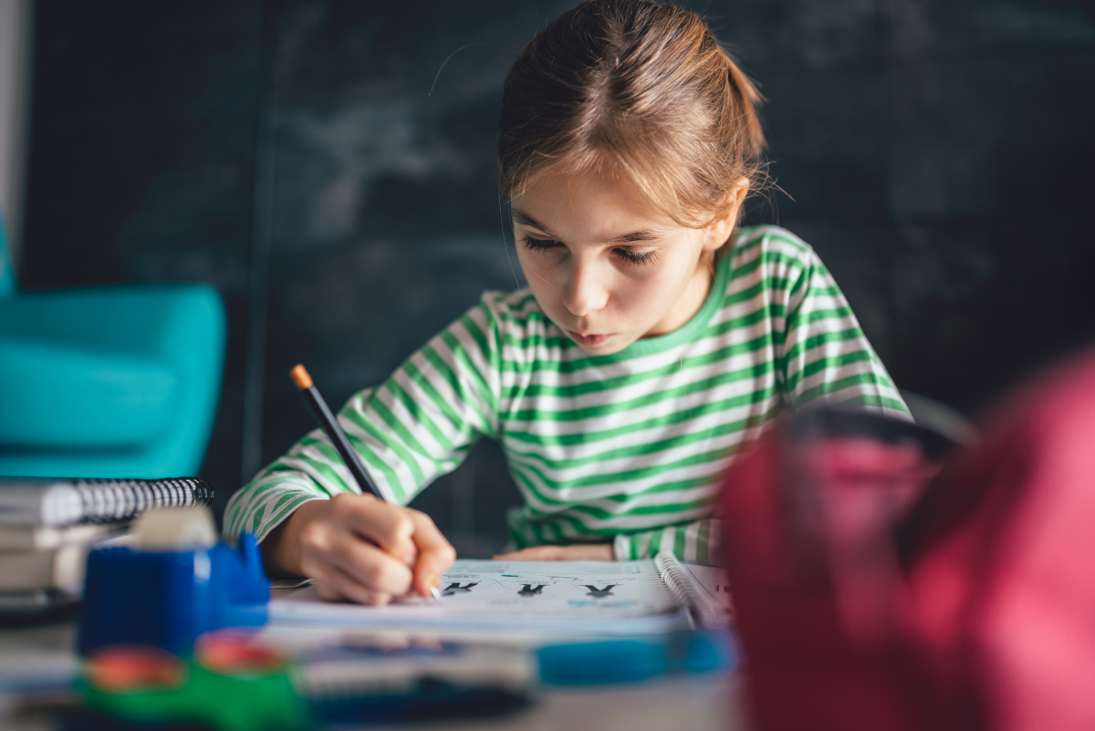 edukacja prawo oświatowe IBE Ministerstwo Edukacji Narodowej MEN Barbara Nowacka prace domowe praca własna szkoła podstawowa prawo zmiany w przepisach uczniowie nauczyciele dziewczynka odrabia pracę domową zadanie domowe nauka aktualizacja