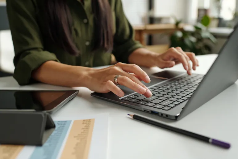 laptop uczeń nauczyciel dziecko szkoła MEN bon na laptop