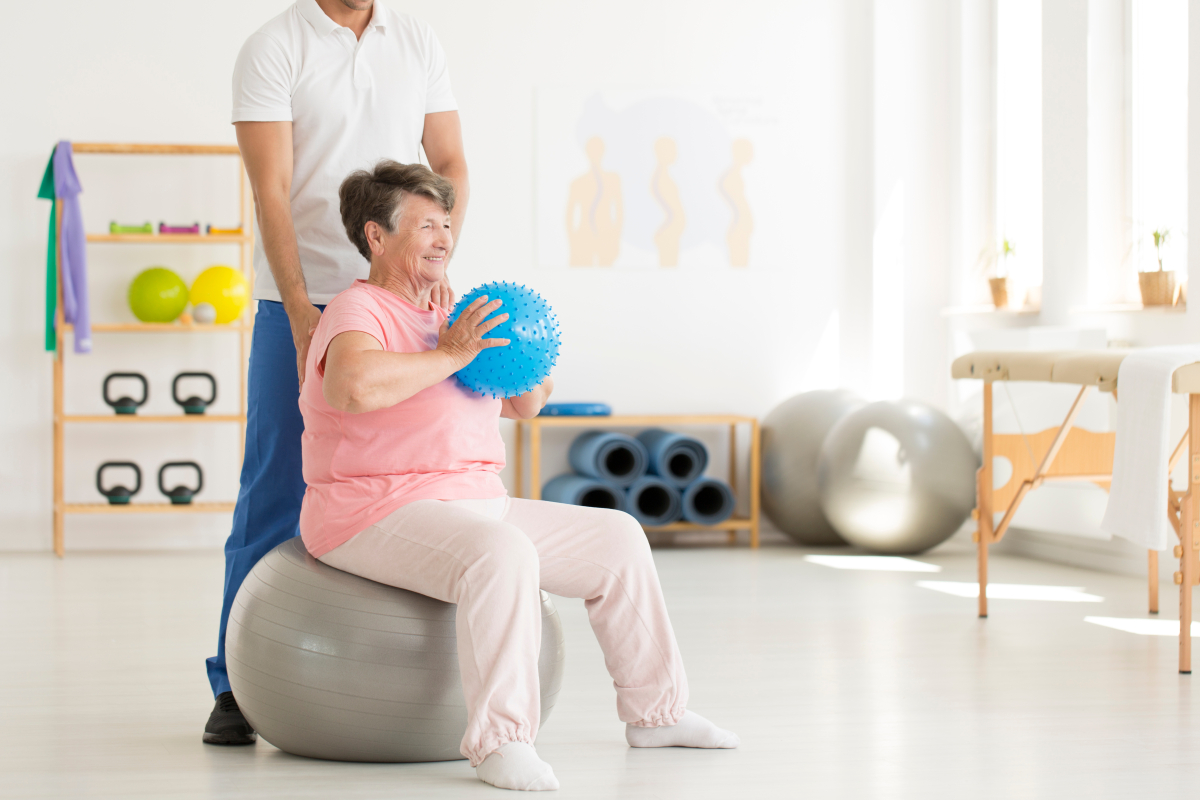 Sanatorium senior seniorka lekarz uzdrowisko  trening ćwiczenia rehabilitacja ulga rehabilitacyjna