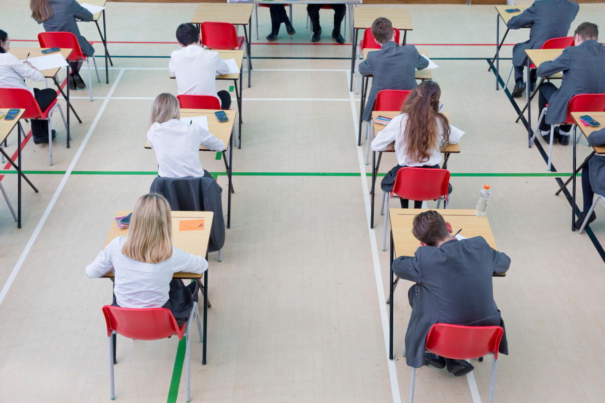 Tegoroczni maturzyści wybierają się na studia bynajmniej nie w komplecie, a jeśli już to jakie wyższe uczelnie preferują