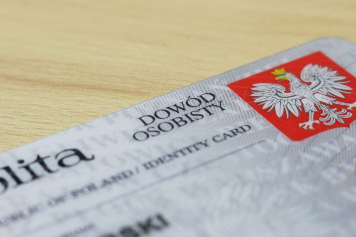 Kto musi wymienić dowód w 2027 roku? Kiedy trzeba to zrobić?