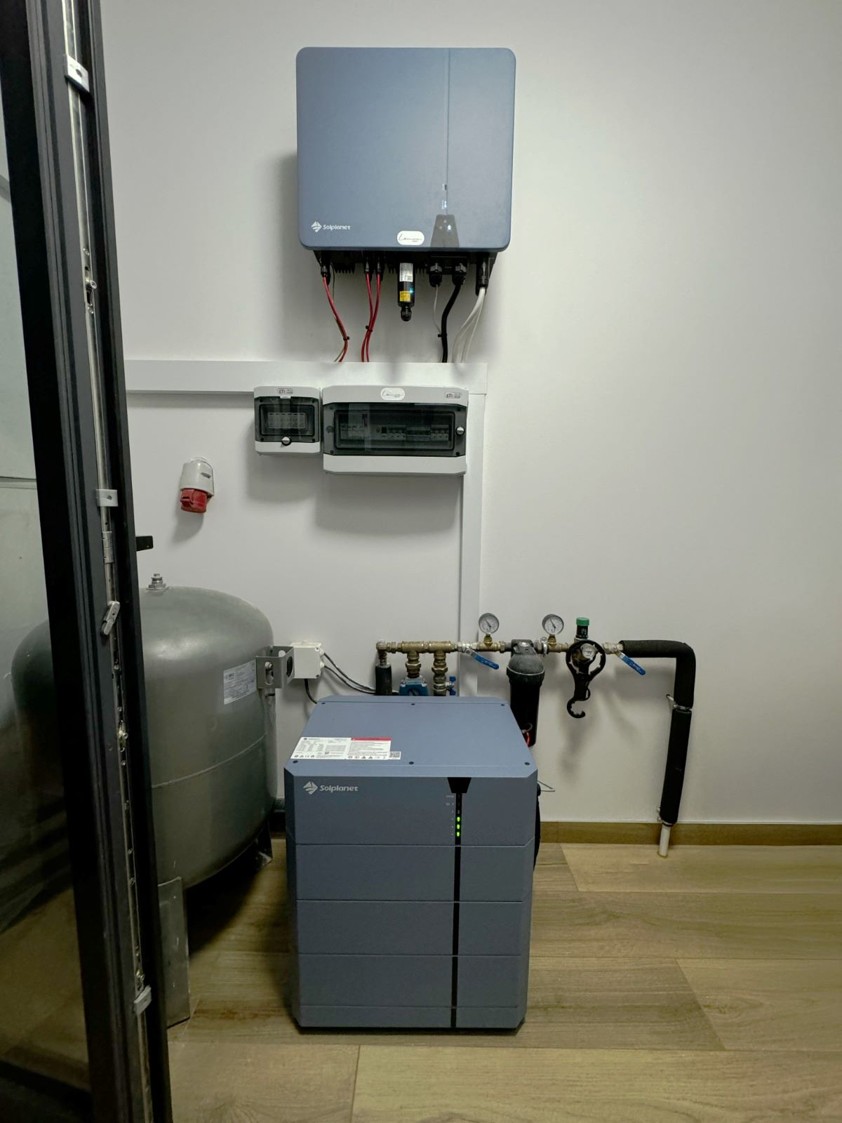 Energia ze słońca w najkorzystniejszym wariancie. Oto jak falownik hybrydowy zmienia działanie instalacji fotowoltaicznej i pomaga oszczędzać pieniądze