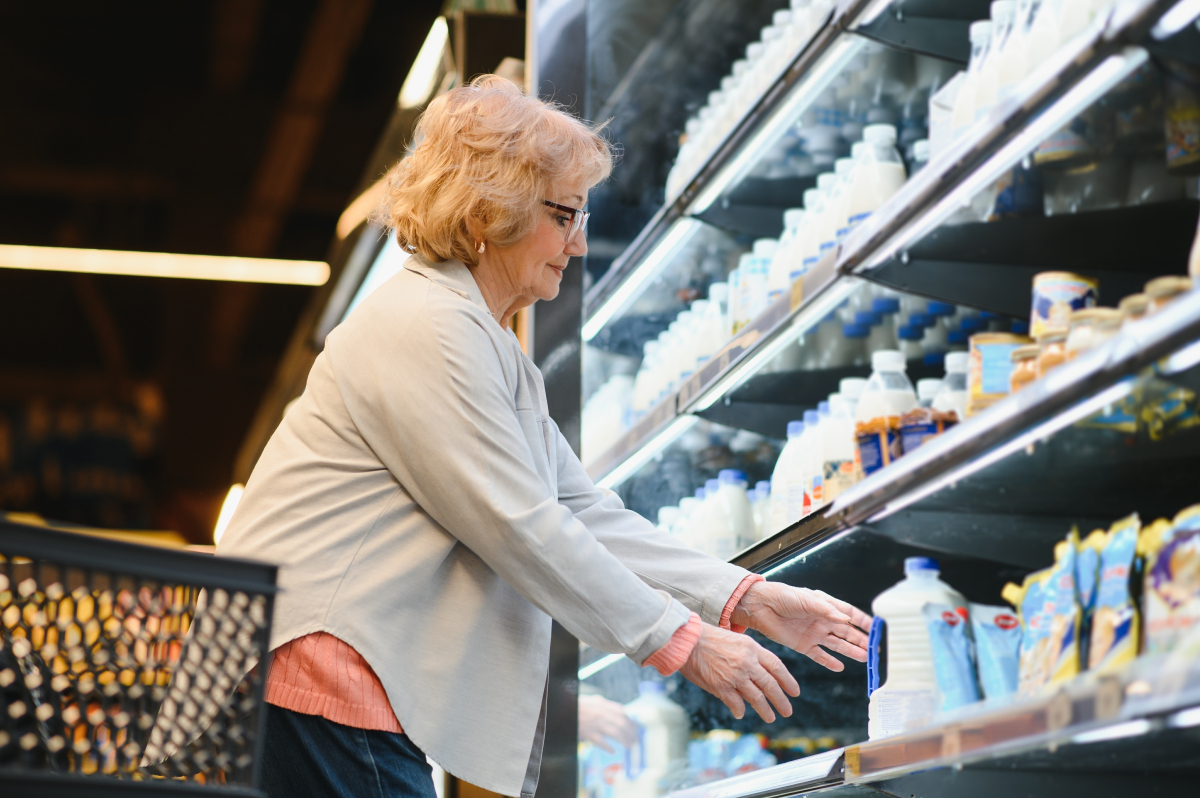 Drożej na półkach, taniej tylko w jednym dziale. Ile płacimy za codzienne zakupy?