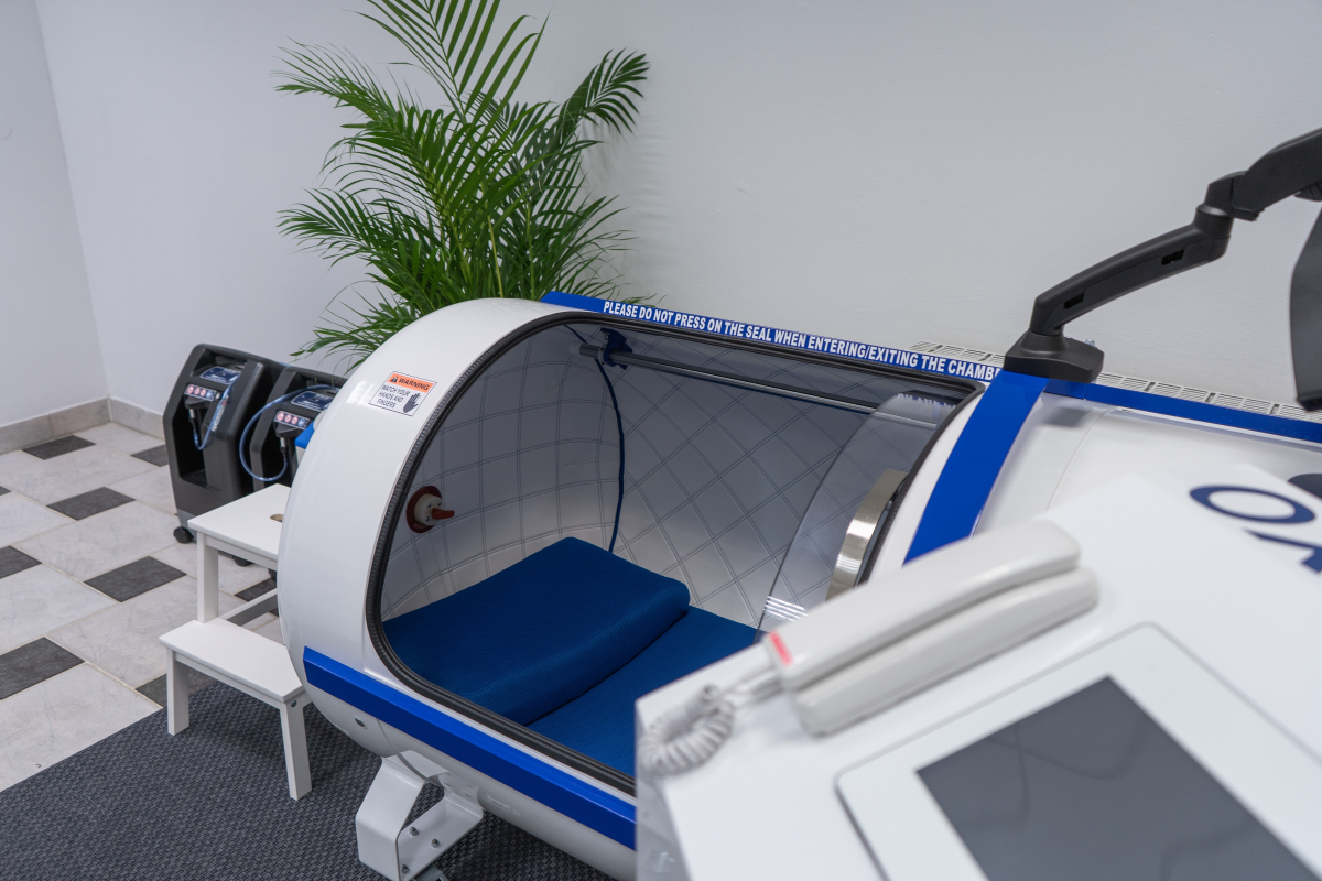 Interior,Of,A,Hyperbaric,Oxygen,Chamber,Showing,Modern,Medical,Equipment,