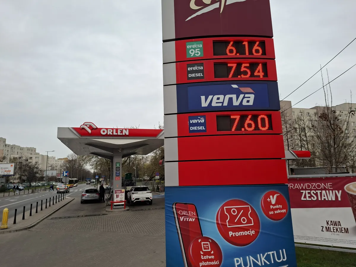 Maksymalna cena paliwa i niższy VAT. Minister tłumaczy zasady i możliwe ograniczenia