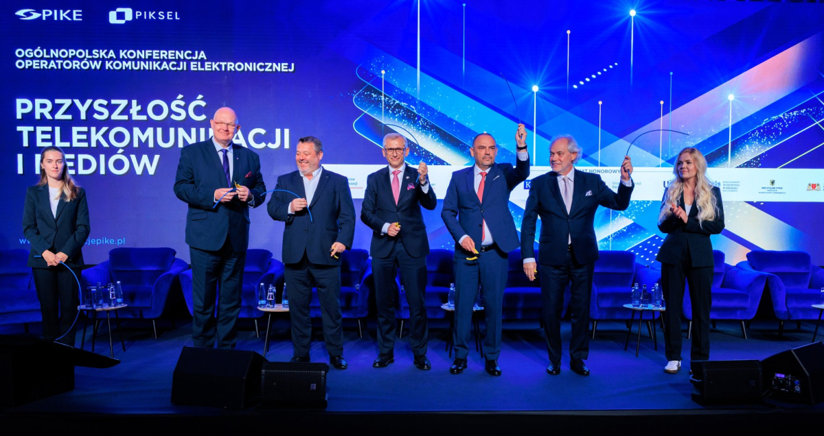 Otwarcie konferencji PIKE 2026. Od lewej: Michał Gramatyka, wiceminister cyfryzacji, Przemysław Kuna, prezes UKE, senator Krzysztof Kwiatkowski, Bogdan Łaga, prezes PIKE, senator Adam Szejnfeld