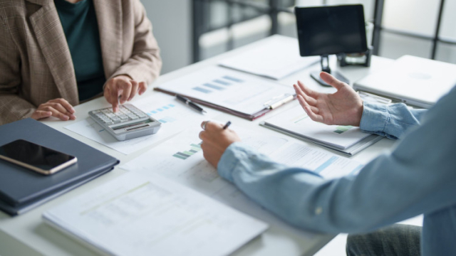 Samorządowcy bez wystarczającej ochrony przed hejtem, groźbami i pomówieniami. Apel o przepisy chroniące pracowników samorządowych