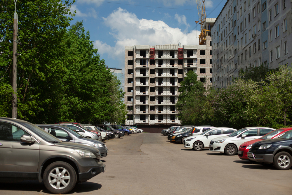 parking chodnik samochód pieszy kierowca ruch drogowy