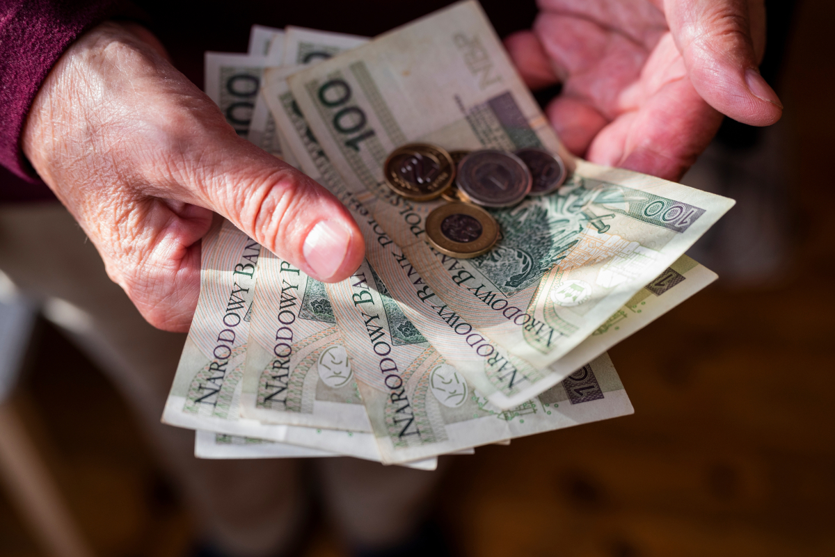 kobieta, seniorka trzyma pieniądze, gotówkę z ZUS